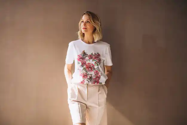 معرفی انواع مدل نیم تنه زنانه و راهنمای خرید تاپ نیم‌نته