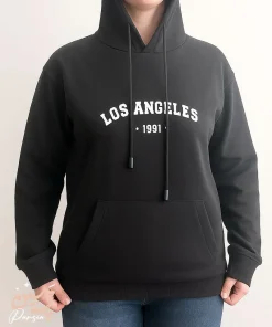 نمای جانبی هودی دخترانه اسپرت مشکی با کلاه و جیب کانگورویی