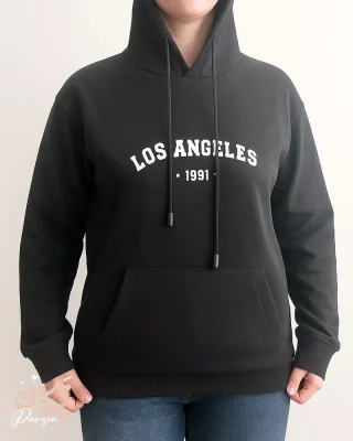 نمای جانبی هودی دخترانه اسپرت مشکی با کلاه و جیب کانگورویی