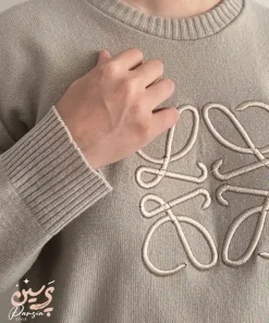 یقه گرد لباس بافت زنانه Loewe با دوخت تمیز و طرح گلدوزی لووه