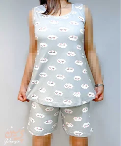 ست تاپ و شلوارک طرح ابر پوشیده شده توسط مدل